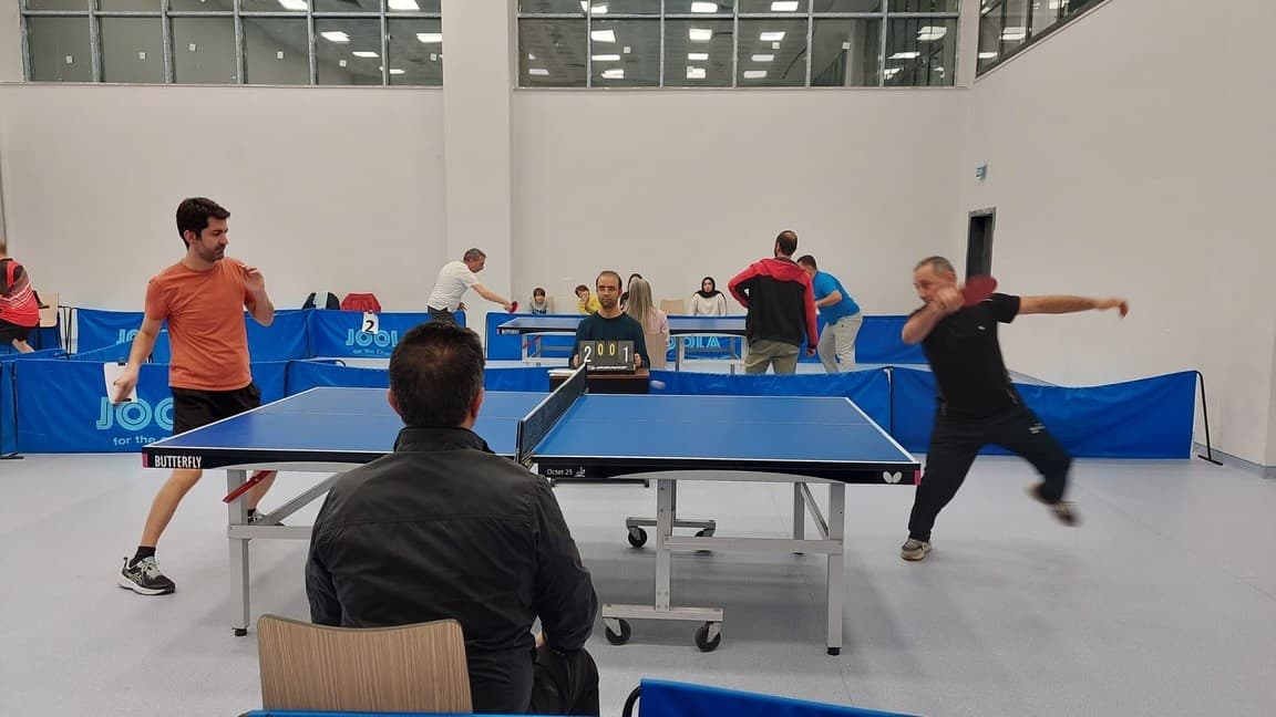 Sağlık çalışanları masa tenisi turnuvasında buluştu