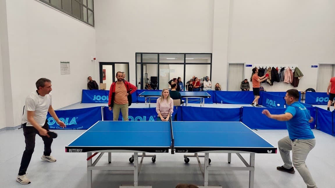 Sağlık çalışanları masa tenisi turnuvasında buluştu