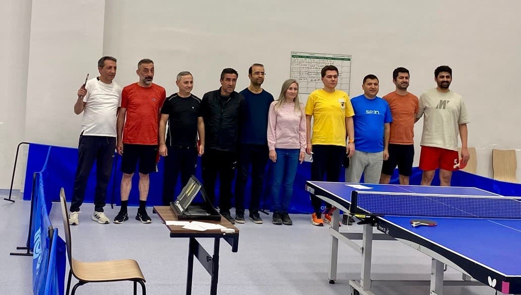 Sağlık çalışanları masa tenisi turnuvasında buluştu