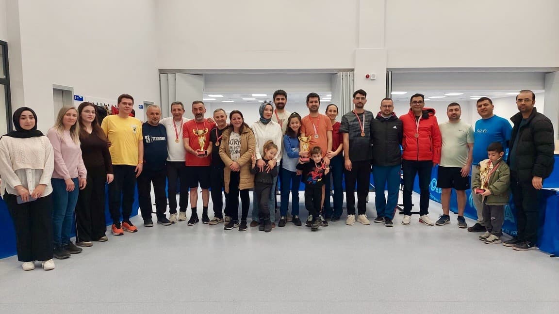 Sağlık çalışanları masa tenisi turnuvasında buluştu