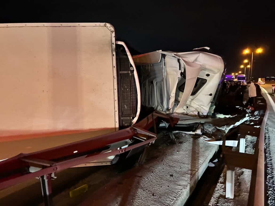 Büyükçekmece TEM Otoyolu’nda tır devrildi: Kilometrelerce trafik oluştu