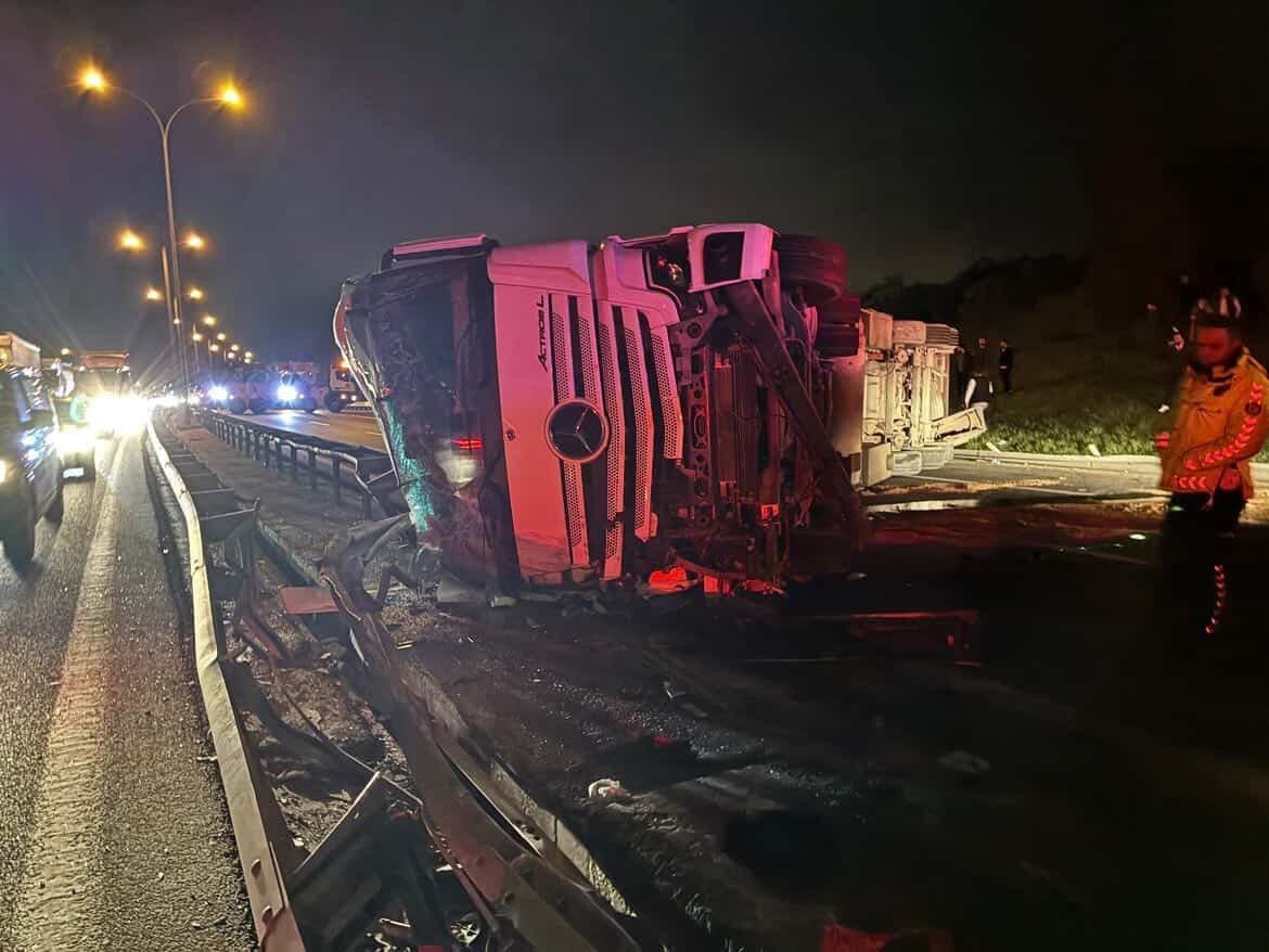 Büyükçekmece TEM Otoyolu’nda tır devrildi: Kilometrelerce trafik oluştu