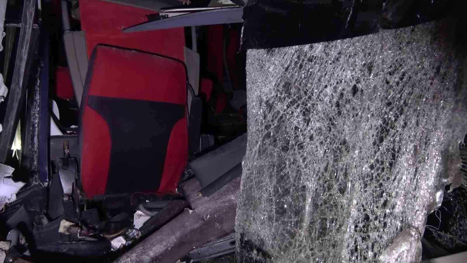 Amasya’da yolcu otobüsü ile tırın çarpıştığı kazada 11 yaralı