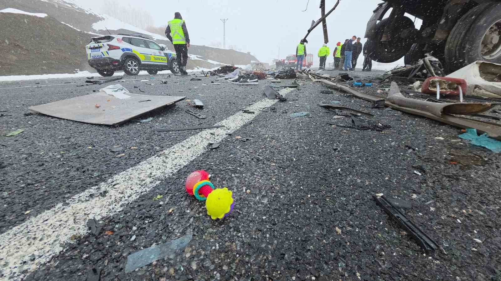 Tatvan’daki trafik kazasında ölü sayısı 3 oldu: Kazada ağır yaralanan 6 aylık bebek hastanede vefat etti