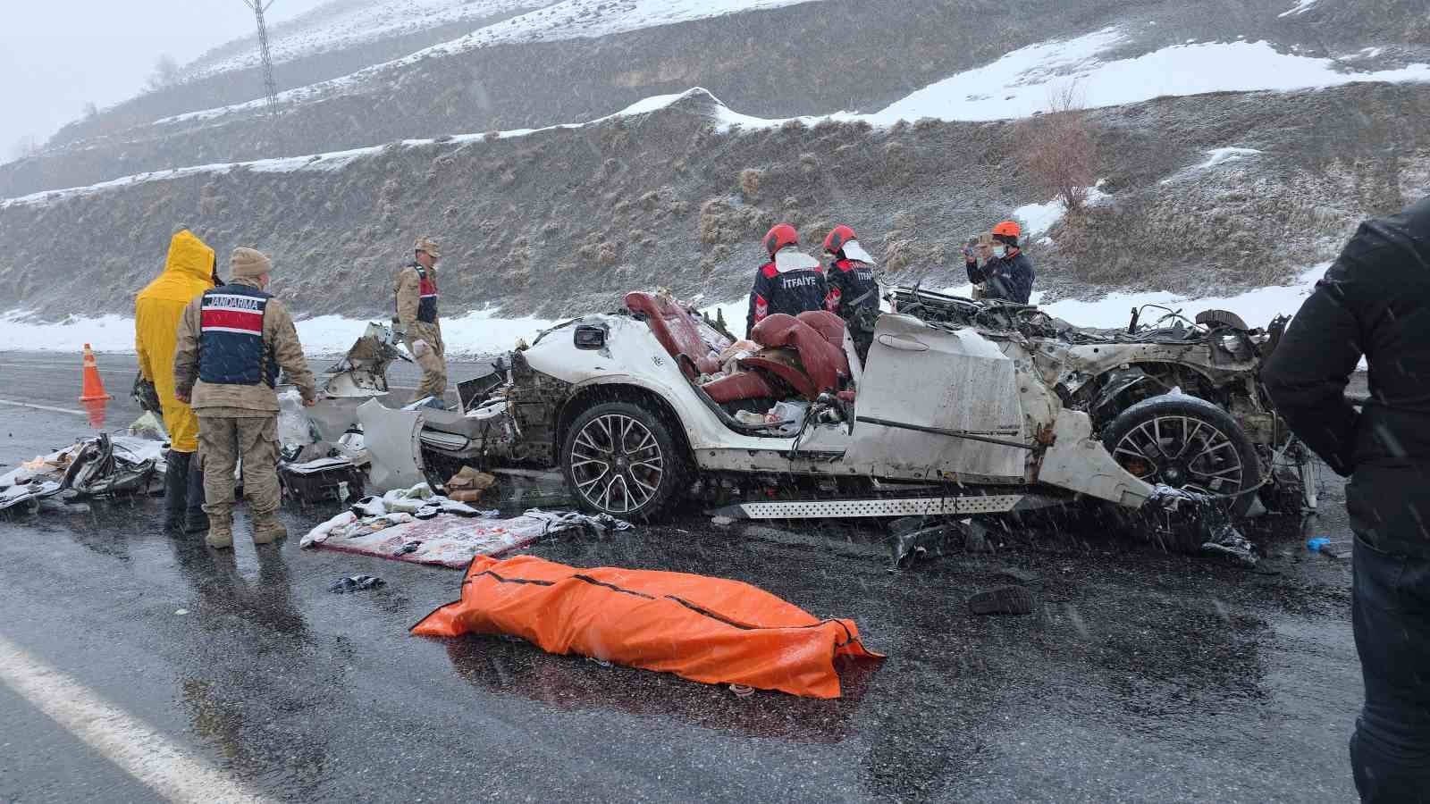 Tatvan’daki trafik kazasında ölü sayısı 3 oldu: Kazada ağır yaralanan 6 aylık bebek hastanede vefat etti