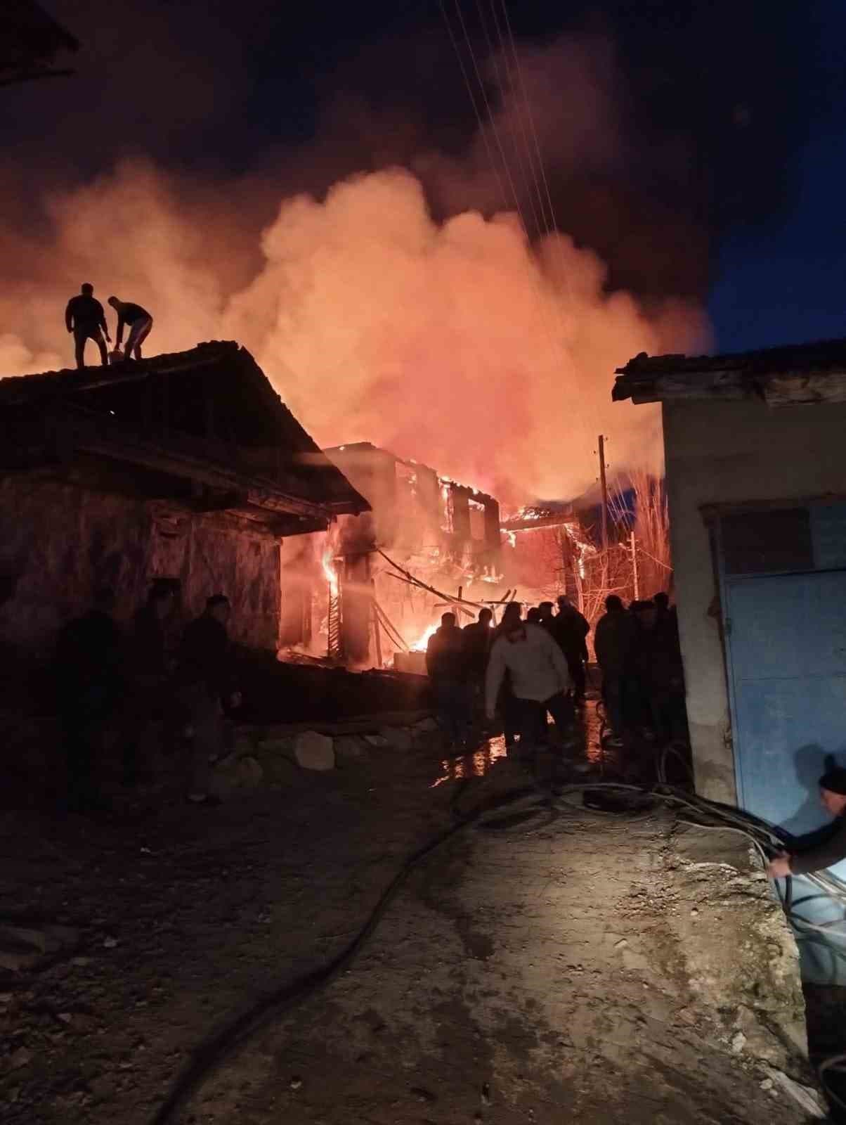 Köyde korkutan yangın: Evler ve ahırlar küle döndü