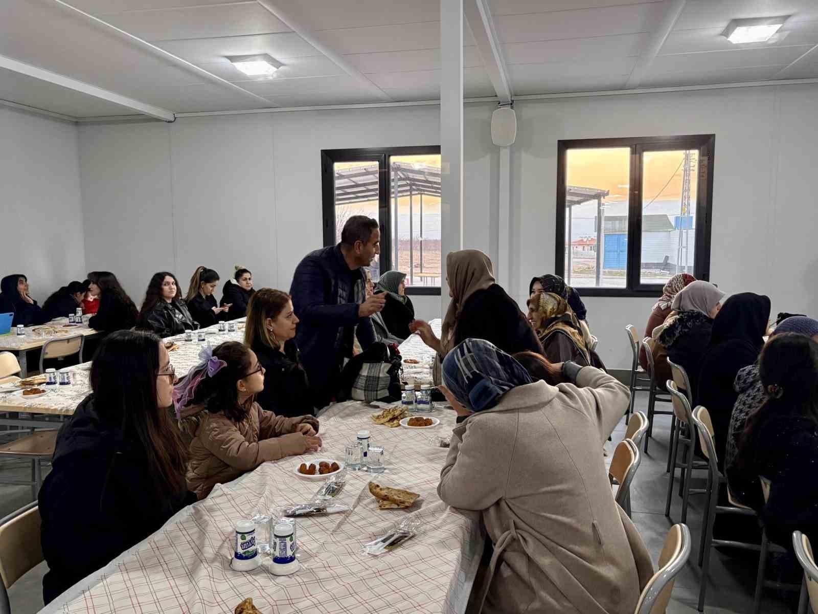Başkan Ulutaş, iftarda vatandaşlarla bir araya geldi