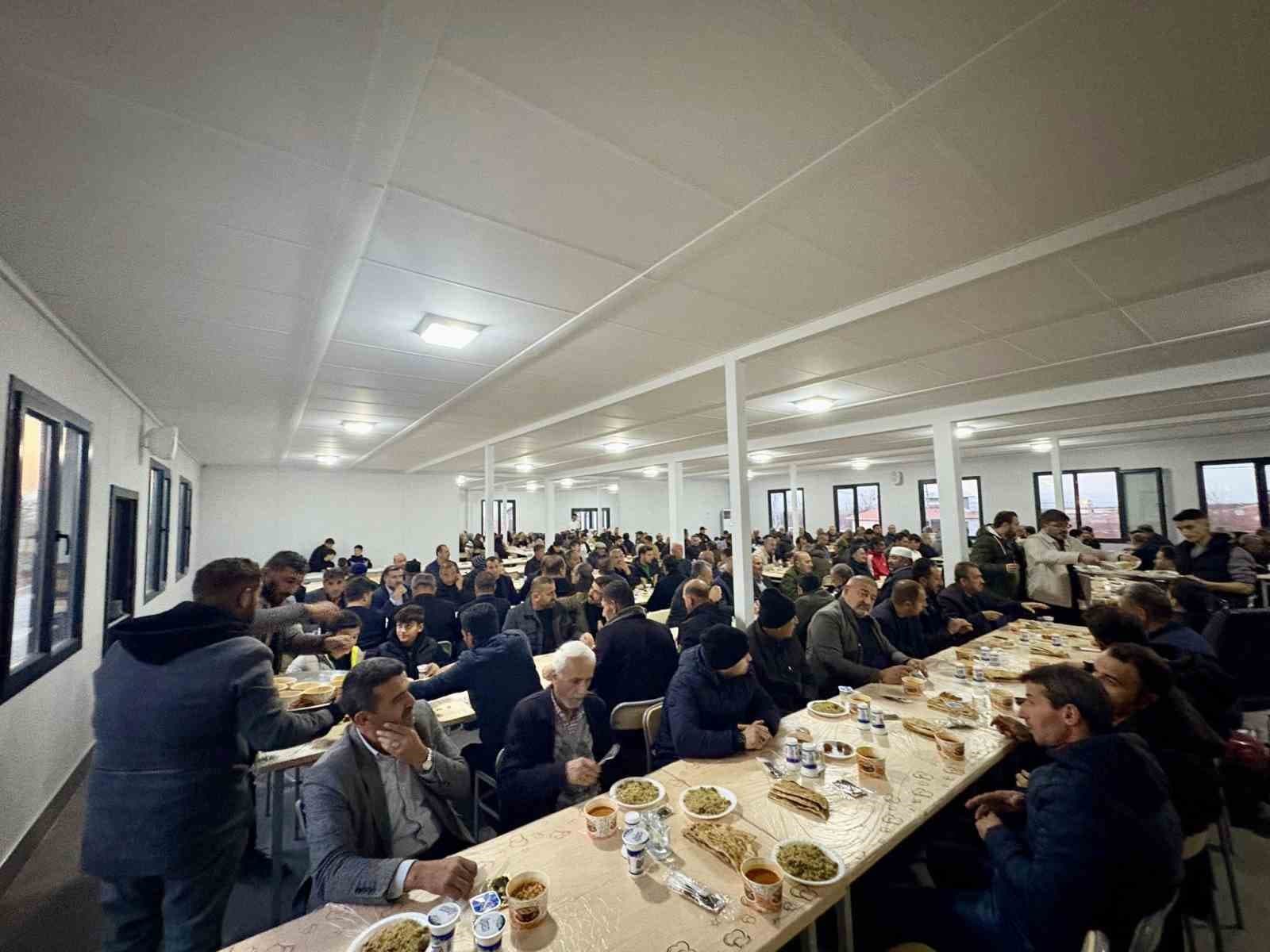 Başkan Ulutaş, iftarda vatandaşlarla bir araya geldi