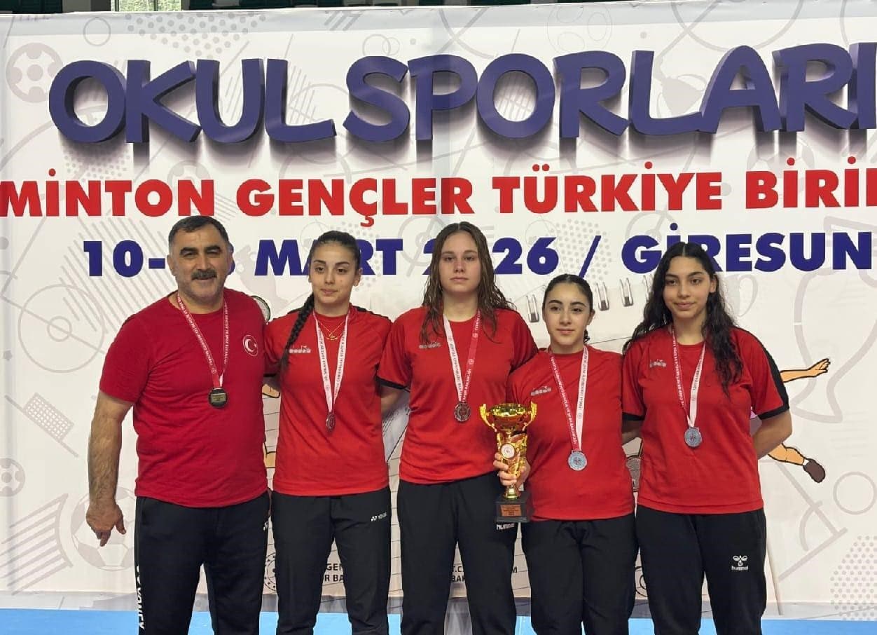 Erzincan Anadolu Lisesi badmintonda Türkiye ikincisi oldu