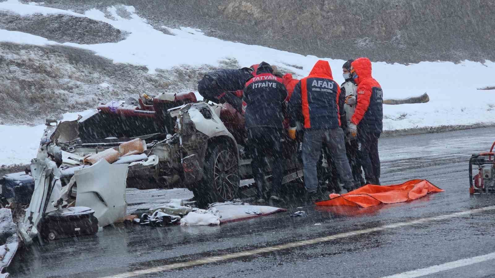 Tatvan’daki feci kazada karı koca hayatını kaybetti