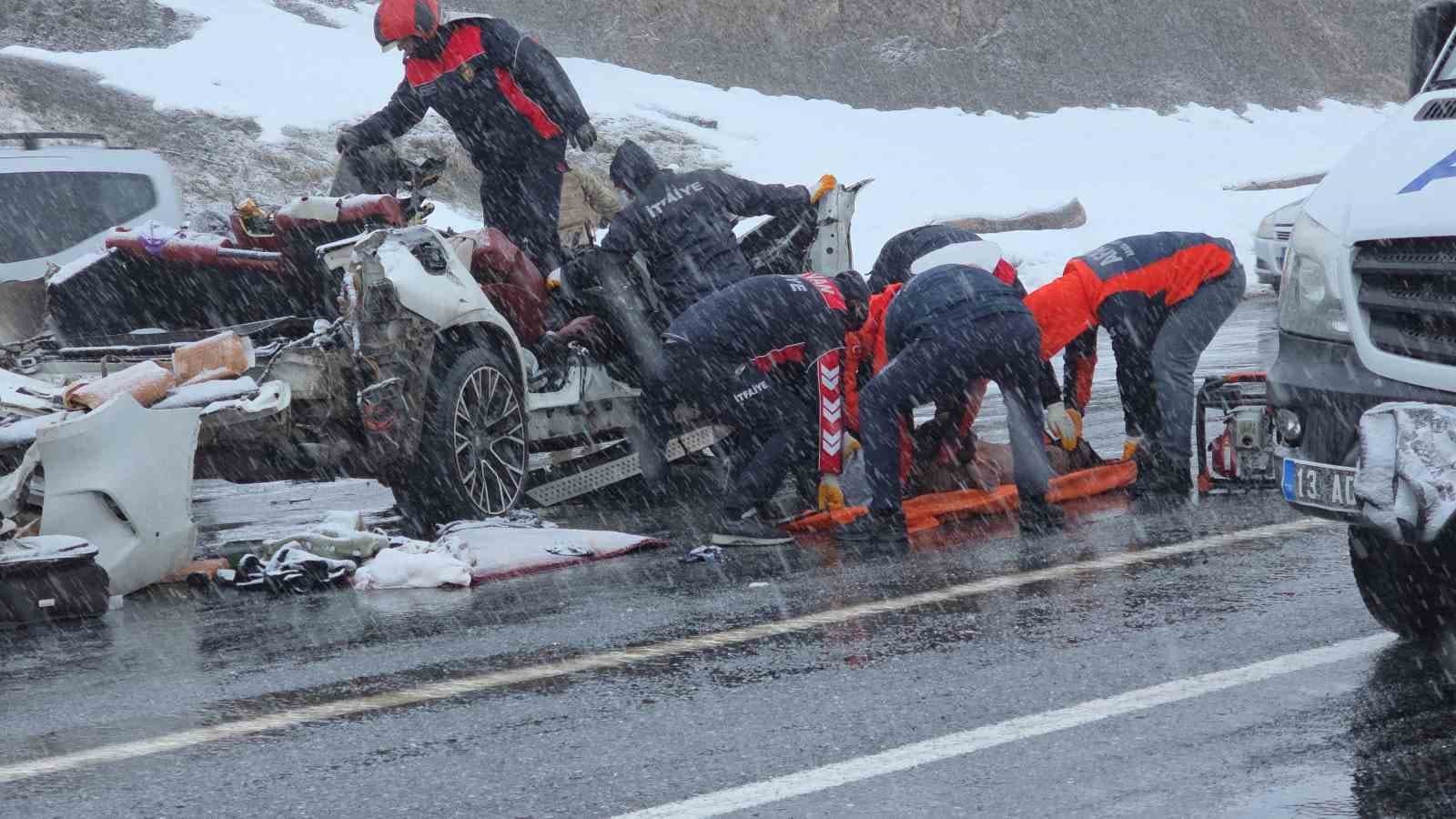 Tatvan’daki feci kazada karı koca hayatını kaybetti