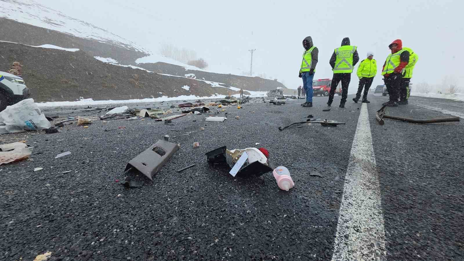 Tatvan’daki feci kazada karı koca hayatını kaybetti