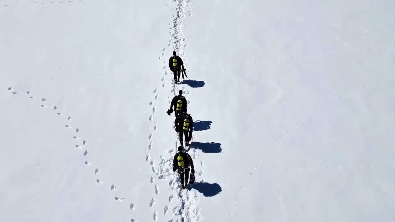 Buzla kaplı gölette nefes kesen dalış