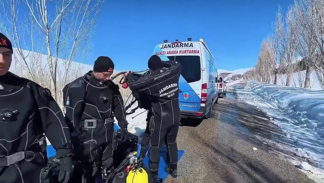 Buzla kaplı gölette nefes kesen dalış