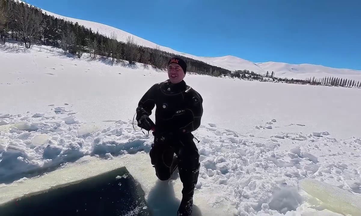 Buzla kaplı gölette nefes kesen dalış