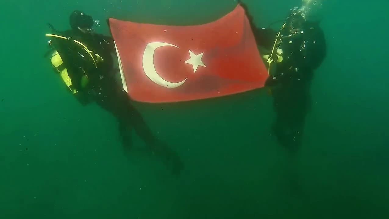 Buzla kaplı gölette nefes kesen dalış