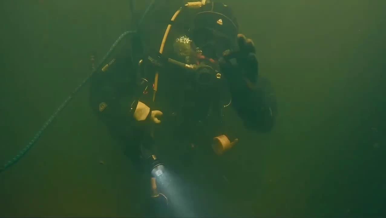 Buzla kaplı gölette nefes kesen dalış