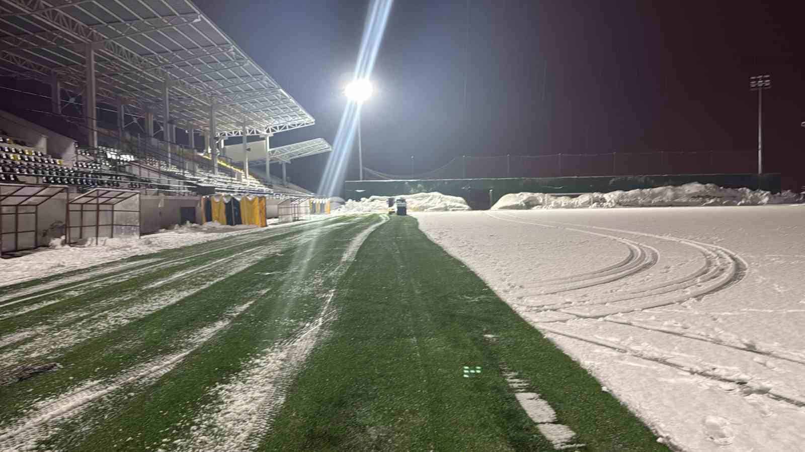 Eren Stadyumu’nda kar temizliği