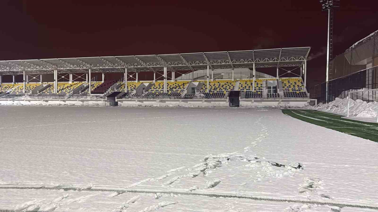 Eren Stadyumu’nda kar temizliği