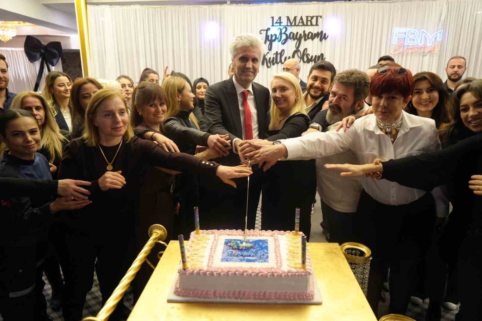 Samsun’da sağlık çalışanları Tıp Bayramı’nı kutladı ardından iftarda buluştu