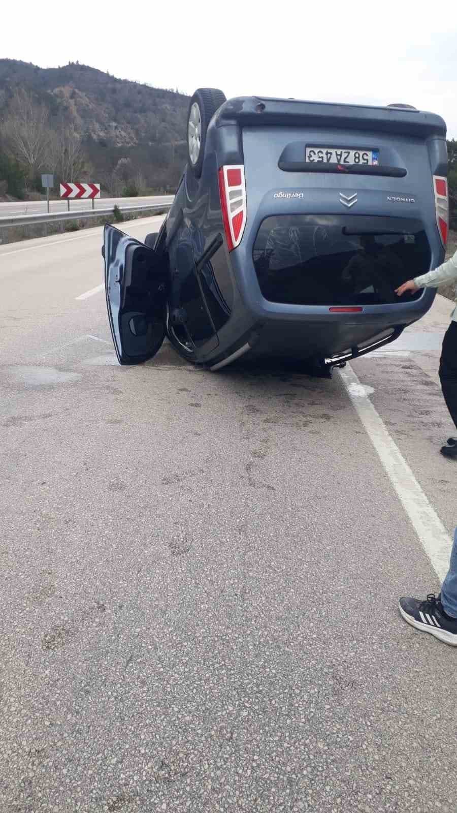 Ters dönen araçtan sağ kurtuldu