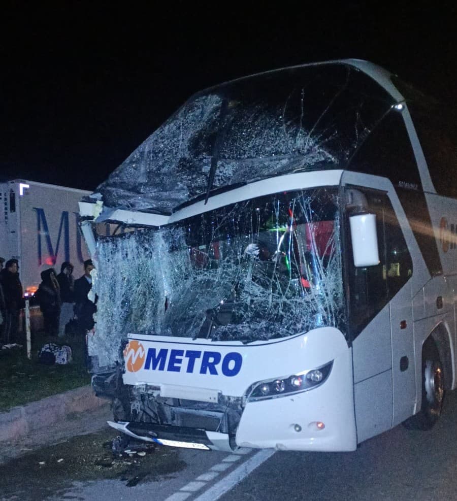 Amasya’da otobüs ile tır çarpıştı: Çok sayıda yaralı var