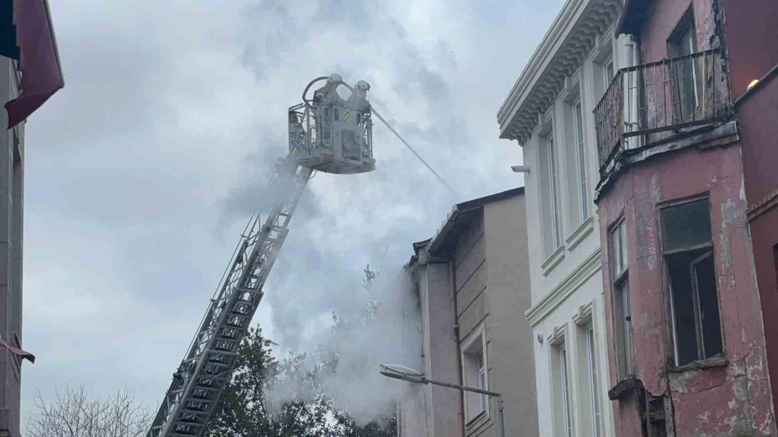 Fatihte 3 katlı binada yangın çıktı: 1 ölü 7 yaralı