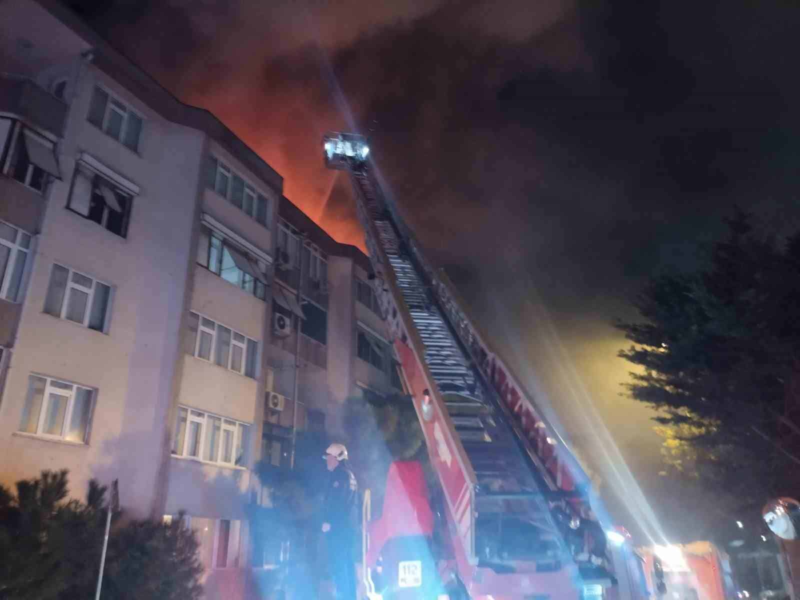 Üsküdar’da site içindeki binanın çatısında yangın paniği