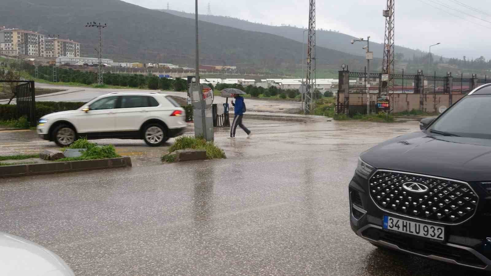 Hatay’da kuvvetli sağanak yağış etkili oluyor