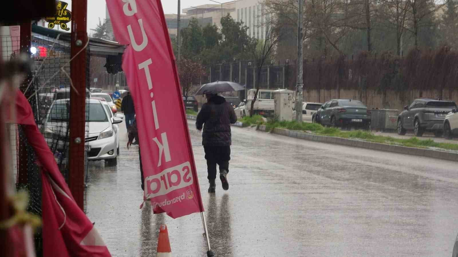Hatay’da kuvvetli sağanak yağış etkili oluyor