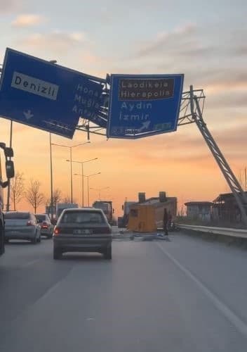 Yönlendirme tabelasına çarpan tırın dorsesi yola savruldu