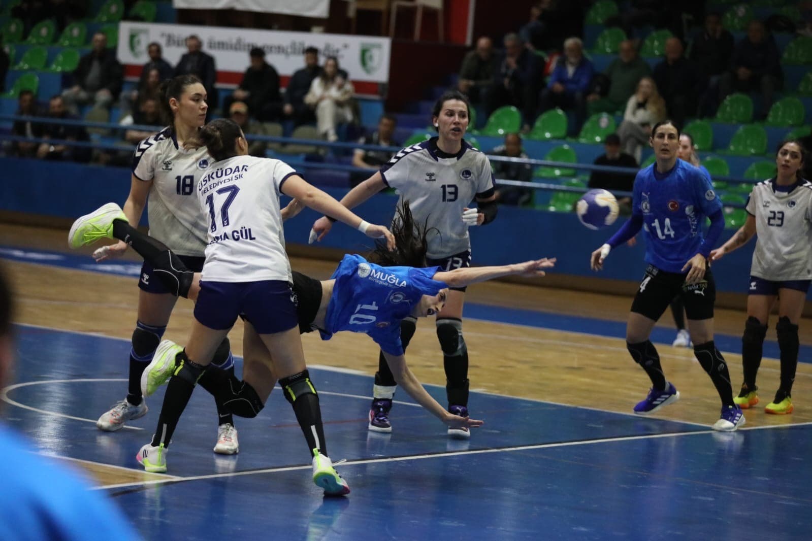 Denizin kızları nefes kesen maçta Üsküdar’ı devirdi