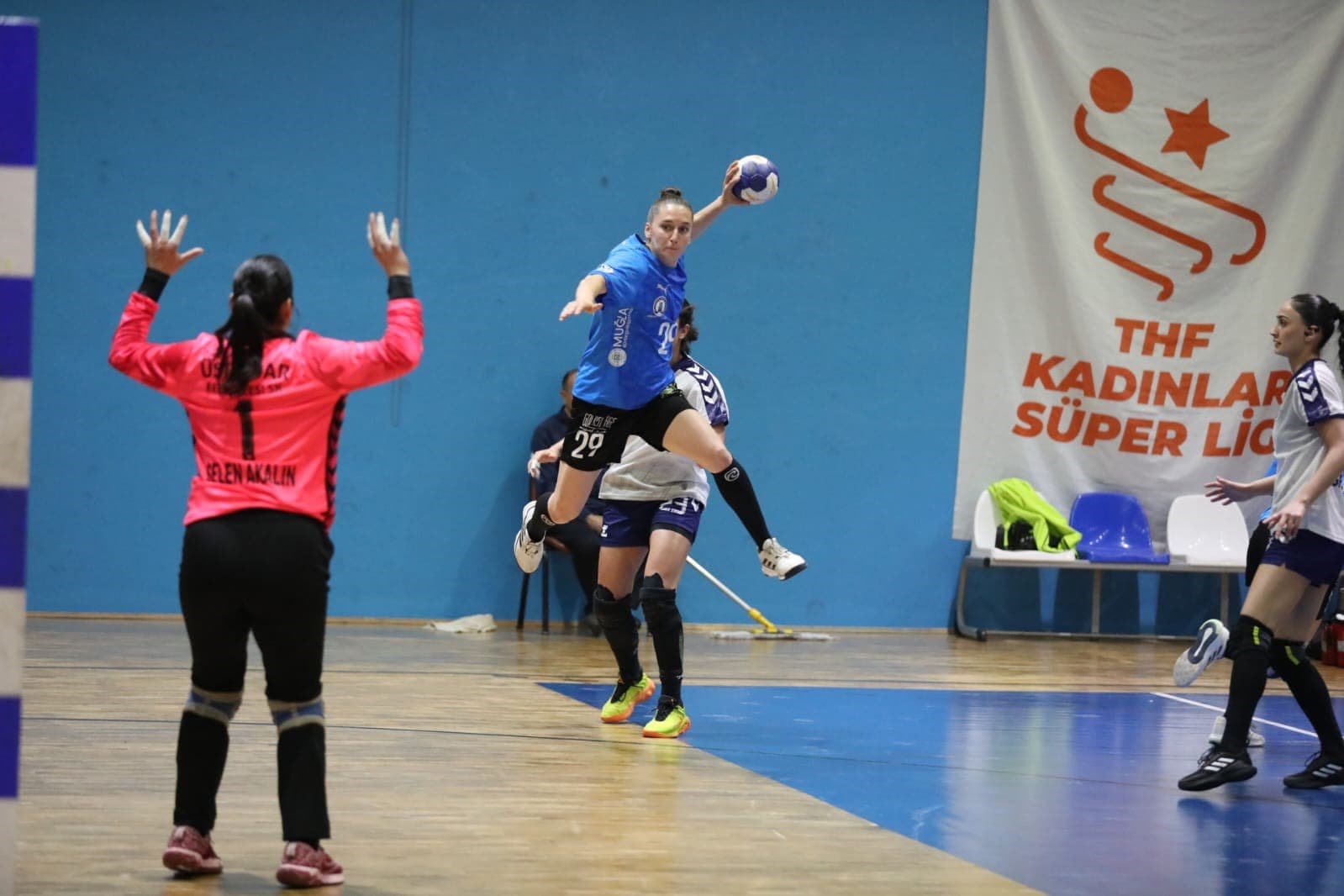 Denizin kızları nefes kesen maçta Üsküdar’ı devirdi