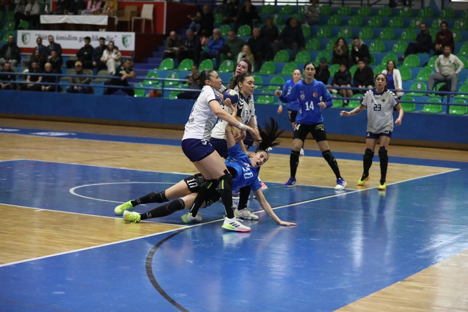 Denizin kızları nefes kesen maçta Üsküdar’ı devirdi