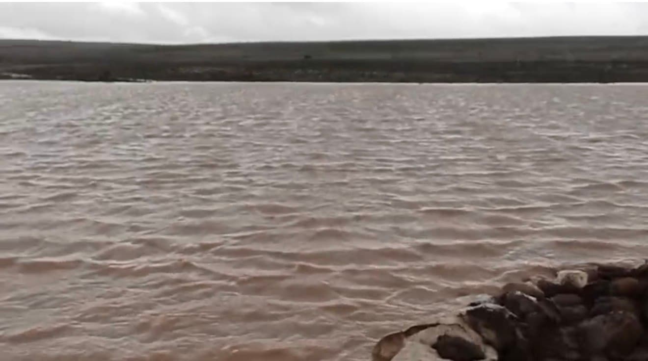 Siverek’te hasar gören sulama göletini vatandaşlar onardı