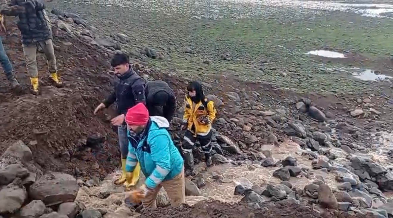 Siverek’te hasar gören sulama göletini vatandaşlar onardı