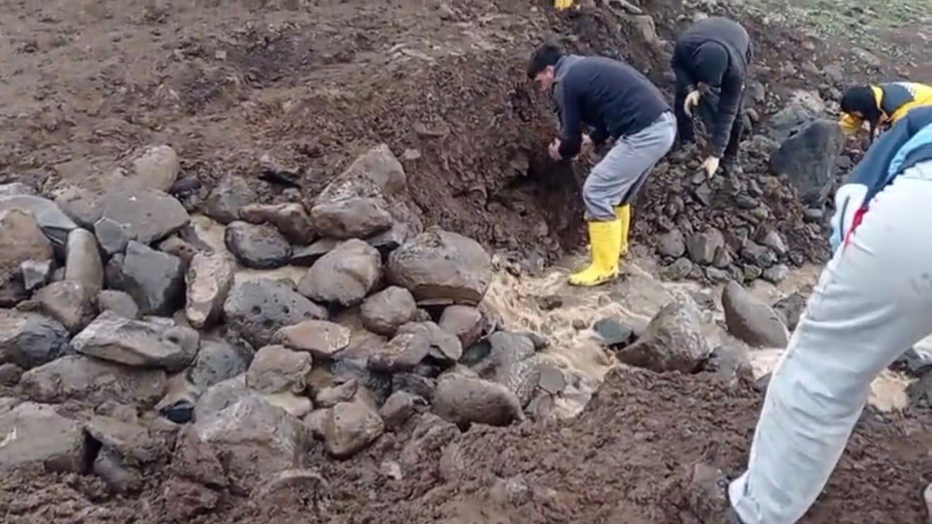 Siverek’te hasar gören sulama göletini vatandaşlar onardı