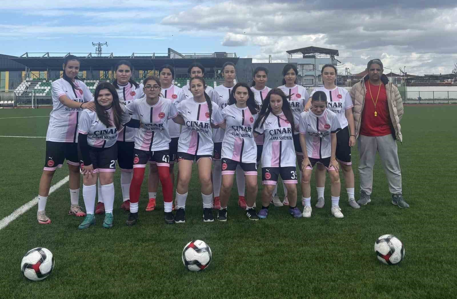 Saruhanlı’da kız futbol takımı kuruldu