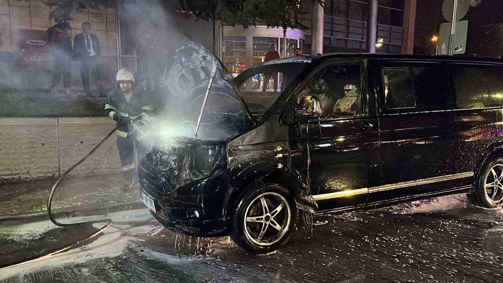 Eskişehir’in merkezinde yanan minibüs, paniğe neden oldu