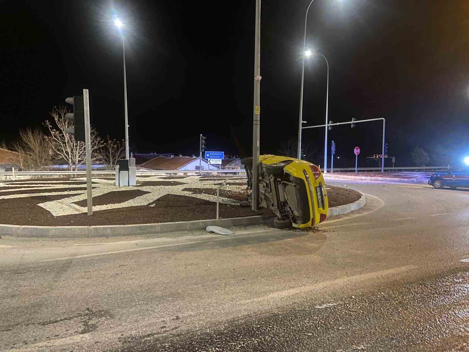 Kontrolden çıkan ticari taksi orta refüje devrildi