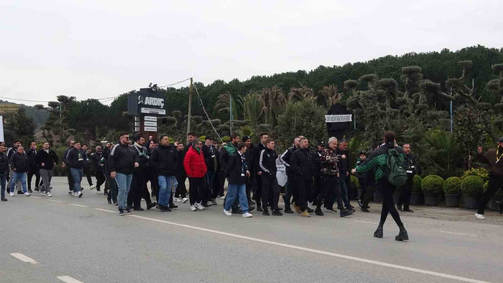 Kocaelispor taraftarları, TFF önüne siyah çelenk bıraktı