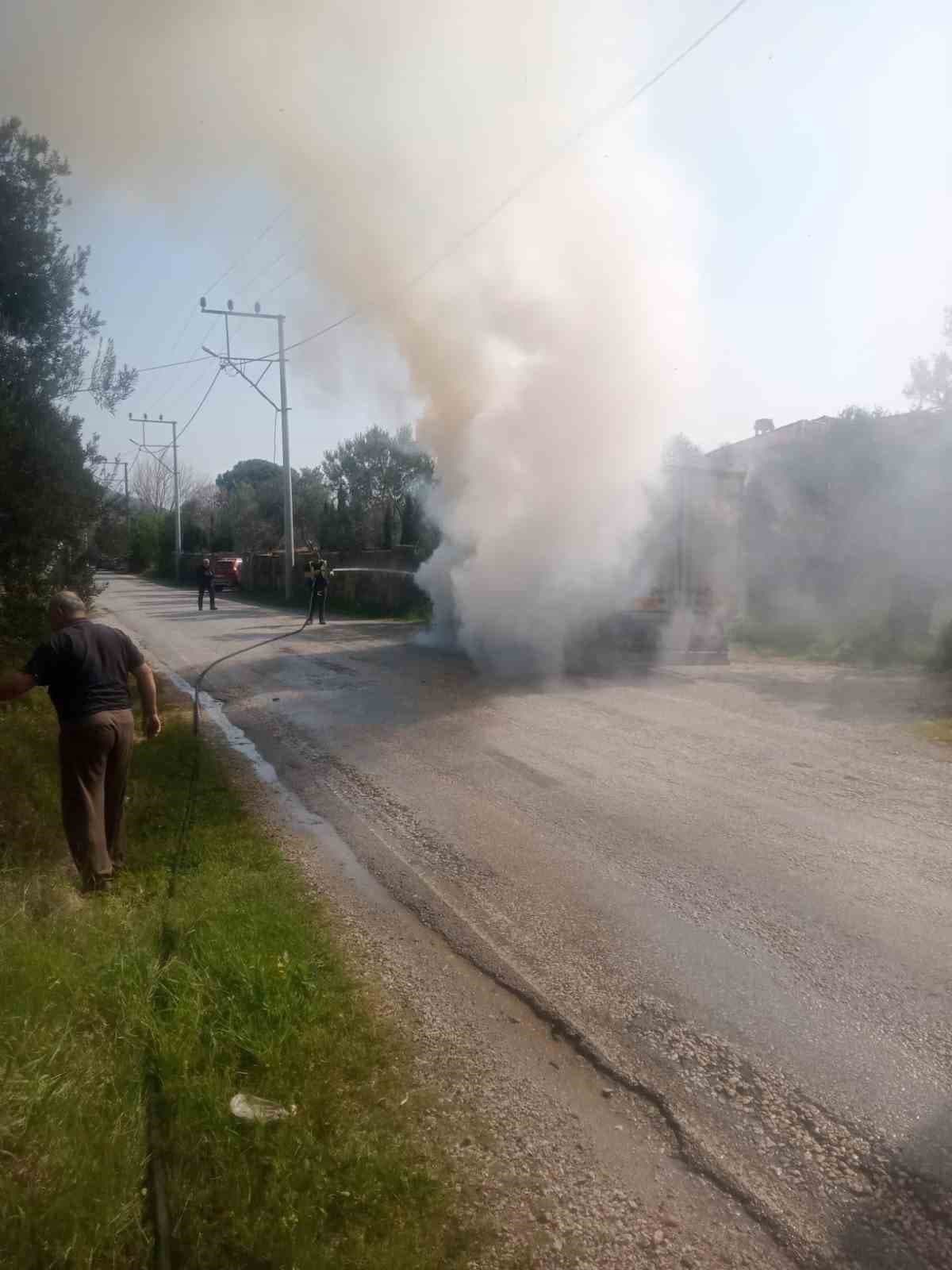 Ayvacık’ta kamyonet yangını