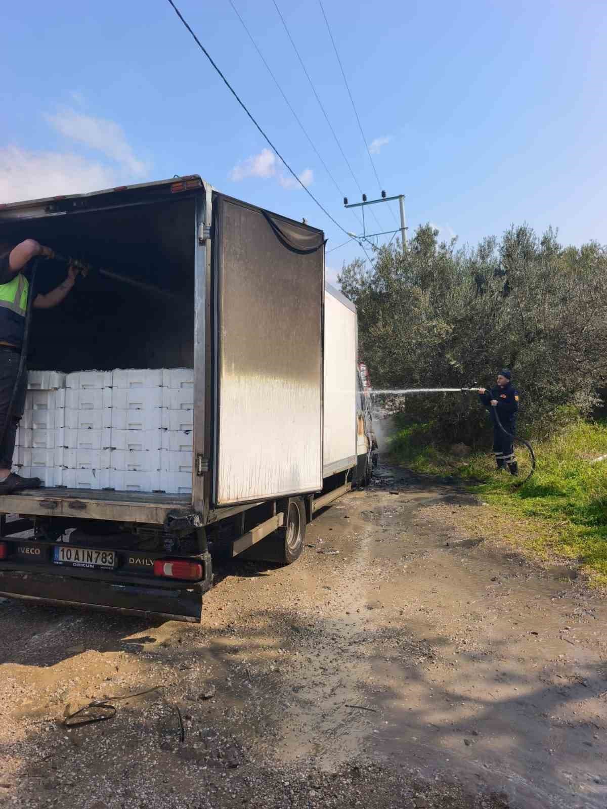 Ayvacık’ta kamyonet yangını