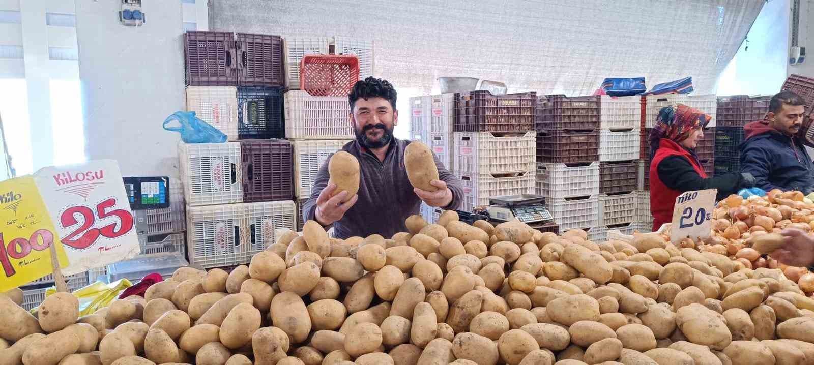 Dev patatesler pazarın ilgi odağı oldu