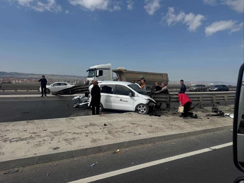 Ankara’da korkutan kaza: Otomobil bariyerlere ok gibi saplandı