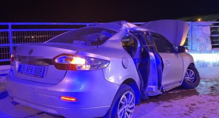 Otomobil önce direğe sonra duvara çarptı: 1 yaralı