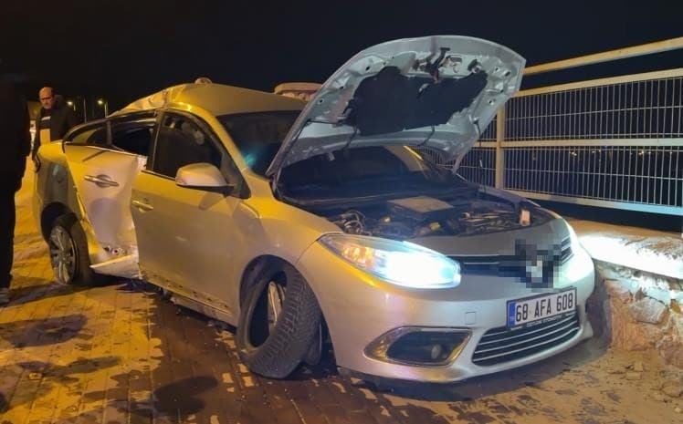 Otomobil önce direğe sonra duvara çarptı: 1 yaralı