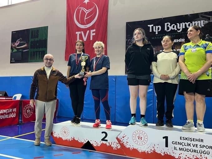 Eskişehir’de sağlık çalışanlarının masa tenisi heyecanı