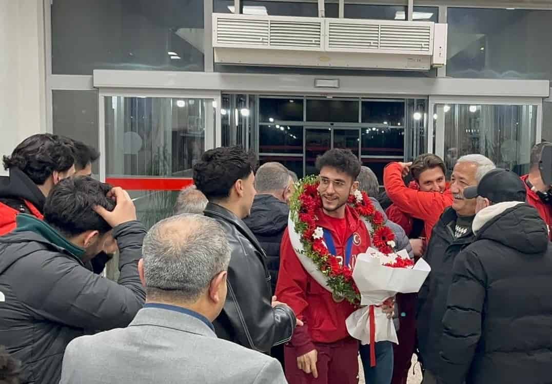 Milli sporcu Furkan Akar çiçeklerle karşılandı