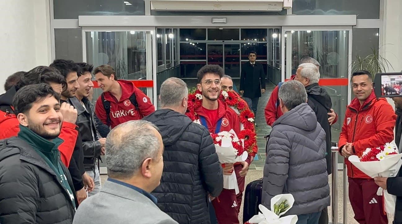 Milli sporcu Furkan Akar çiçeklerle karşılandı